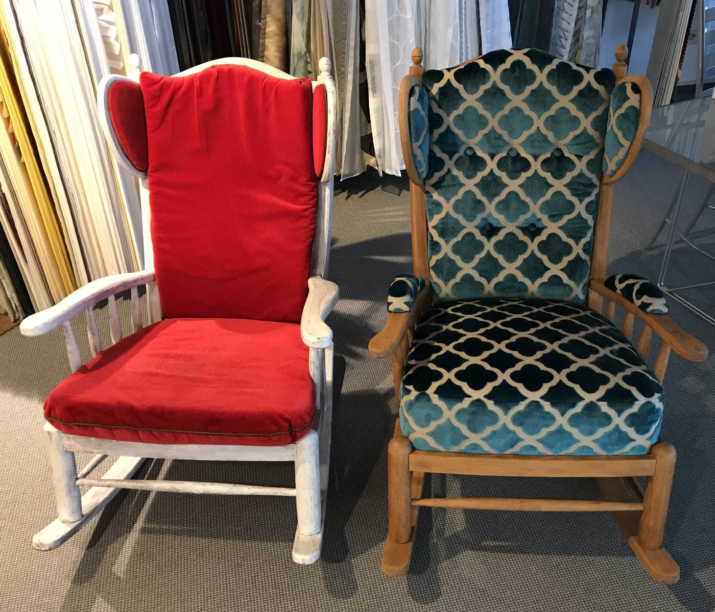 Zwei Schaukelstühle vor einer Stoffmusterwand, links im Originalzustand, rechts neu bezogen