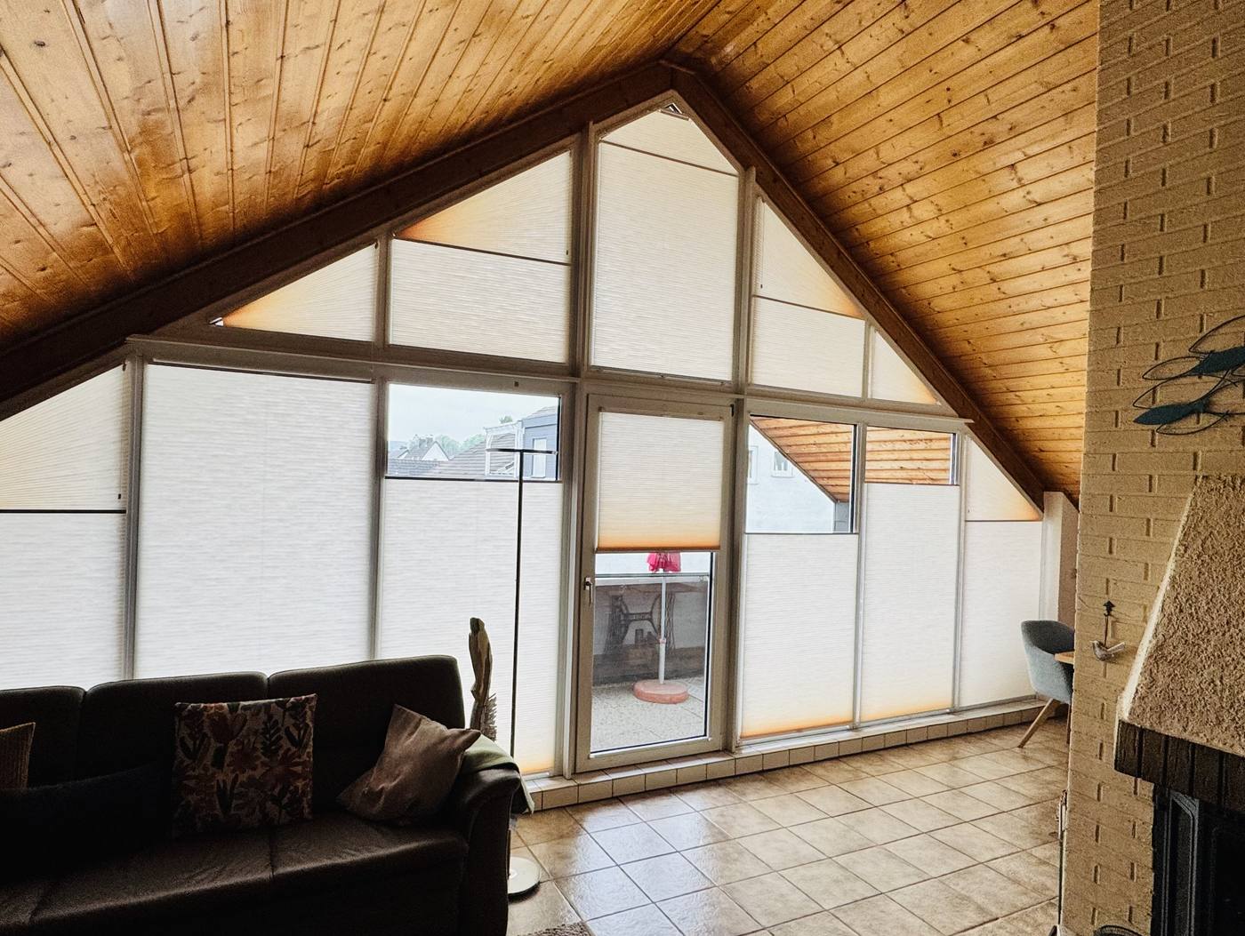 Giebelfenster mit Wabenplissee in Sonderform unter einer Holzdecke